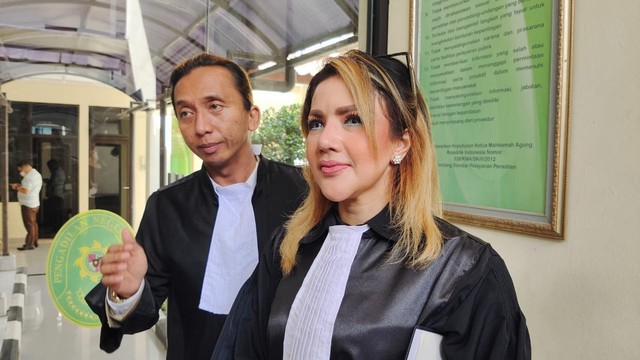 Barbie Kumalasari saat menjadi kuasa hukum terdakwa dugaan pencabulan oknum guru ngaji di Pengadilan Negeri Depok. Foto: Dok. Istimewa