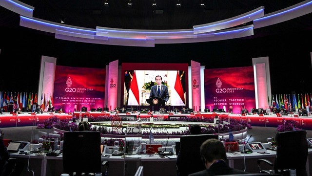 Presiden Joko Widodo menyampaikan sambutan secara virtual saat Pertemuan Tingkat Menteri Keuangan dan Gubernur Bank Sentral G20 (G20 FMCBG) di Jakarta Convention Center, Jakarta, Kamis (17/2/2022). Foto: M Risyal Hidayat/Antara Foto