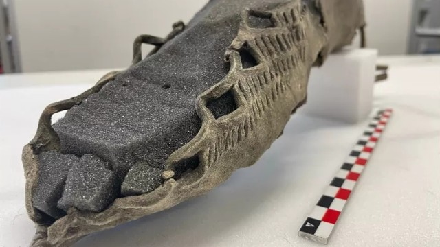 Coba Tebak, Berapakah Umur Sandal Kulit Tua Ini? (378318)