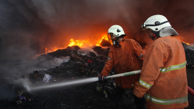 Foto: Kebakaran di Kawasan Pergudangan Margomulyo Permai,  Surabaya (5355)