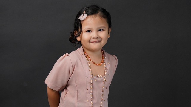 Anak kedua Sharena Delon mengenakan kebaya saat hari Kartini. 
 Foto: Instagram/@mrssharena