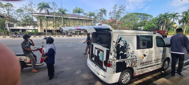 Mobil Samsat Keliling beroperasi di kawasan Alun-alun Kapuas. Foto: Dok Hi!Pontianak 