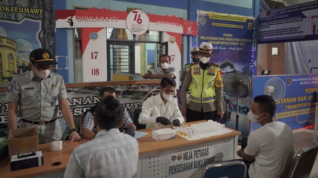 Tim gabungan Satlantas Polres Lhokseumawe melaksanakan pemeriksaan urine terhadap pengemudi angkutan umum di terminal tipe A Mon Geudong, Banda Sakti, Kota Lhokseumawe. Foto: Dok. Istimewa