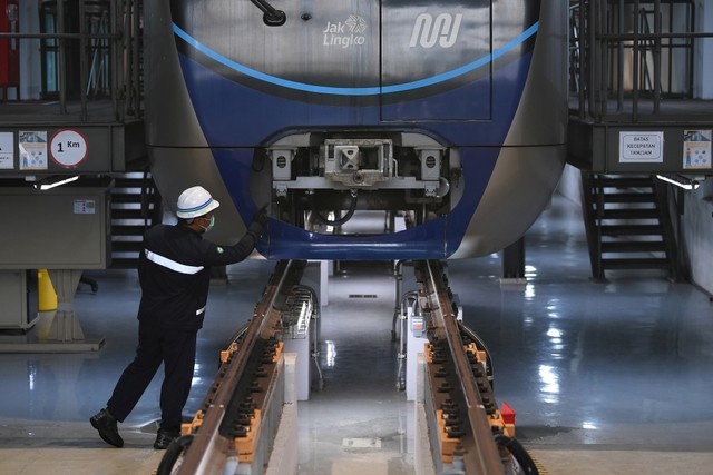 Petugas mengecek kereta MRT Ratangga di Depo MRT Jakarta, Lebak Bulus, Jakarta, Kamis (31/3/2022). Foto: Sigid Kurniawan/Antara Foto