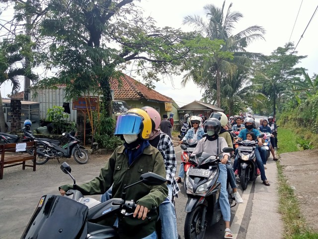 Jalur wisata di Kabupaten Kuningan, Jawa Barat, terpantau padat merayap selama libur lebaran. (AndrI)