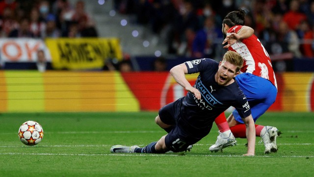 Pemain Atletico Madrid Felipe melanggar Kevin De Bruyne dari Manchester City saat Perempat Final Liga Champions Leg Kedua di Wanda Metropolitano, Madrid, Spanyol. Foto: Susana Vera/Reuters