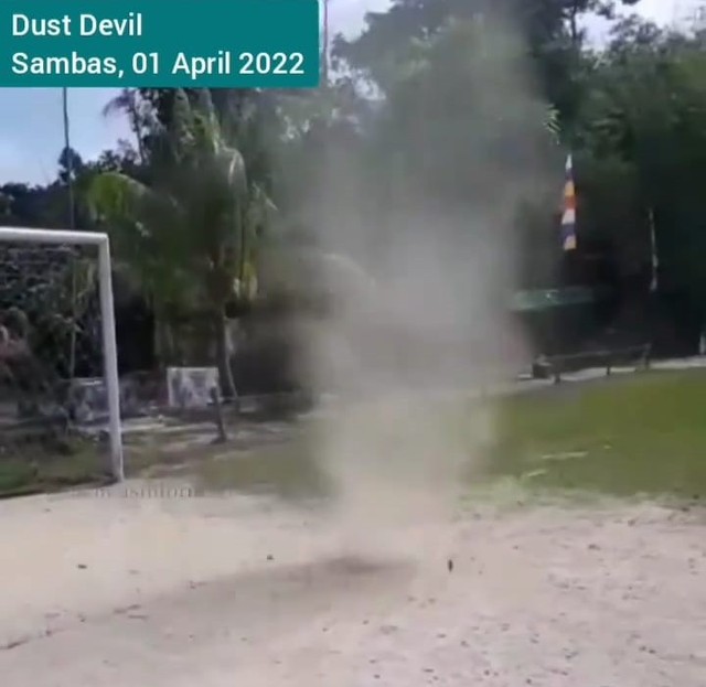 Fenomena dust devil di lapangan sepak bola Dusun Kenanai, Kecamatan Sejangkung, Kabupaten Sambas. Foto: Instagram @info_bmkg_kalbar
