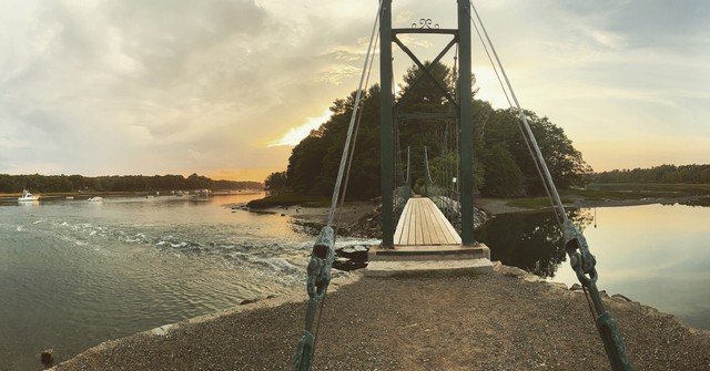 Jembatan gantung terkecil di dunia. Foto: Shutterstock