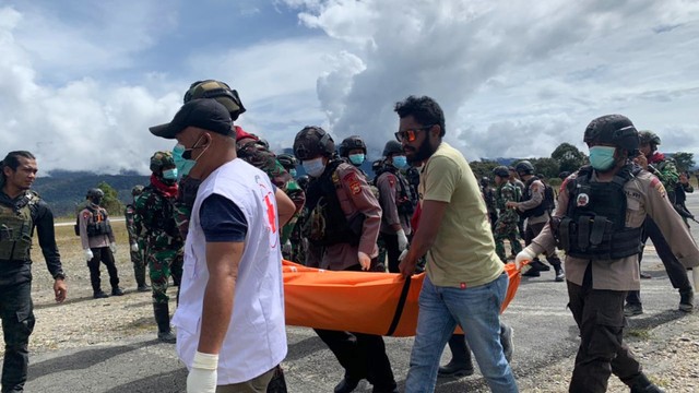 Evakuasi 8 jenazah pekerja PT Palapa Timur Telematika (PTT) yang dibantai KKB di Beoga, Kabupaten Puncak Papua. (Foto Humas Polda Papua) 