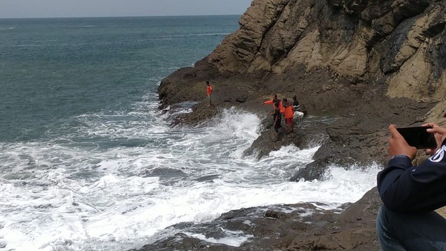 Evakuasi korban tenggelam saat menggelar ritual bernuansa klenik di pantai selatan Kabupaten Jember. Foto: Dok. Sutrisno
