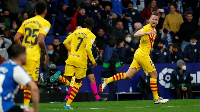 Selebrasi pemain FC Barcelona Luuk de Jong usai mencetak gol ke gawang Espanyol pada pertandingan lanjutan Liga Spanyol di RCDE Stadium, Barcelona, Spanyol.
 Foto: Joan Monfort/AP PHOTO