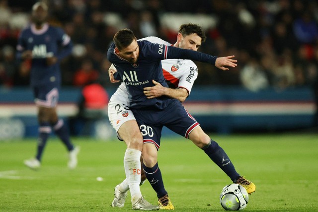 Pemain Paris Saint-Germain (PSG) Lionel Messi berusaha melewati pemain Lorient pada pertandingan lanjutan Liga Prancis di Parc des Princes, Paris, Prancis. Foto: Sarah Meyssonnier/REUTERS