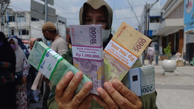 Foto: Warga menukar uang baru di Jalan Ahmad Yani Kota Tegal, Rabu (20/4/2022). (Foto: Irsyam Faiz/PanturaPost)