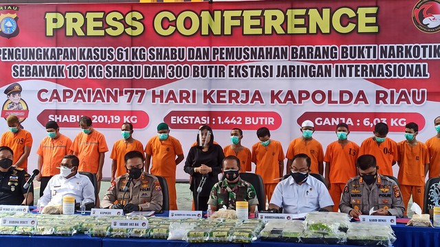 EKSPOSE penangkapan Ipda YR, anggota Polres Rokan Hilir yang ditangkap dengan barang bukti 5 Kg sabu asal Malaysia, Rabu (16/3/2022), di Mapolda Riau. (FOTO: SELASAR RIAU/DEFRI CANDRA)