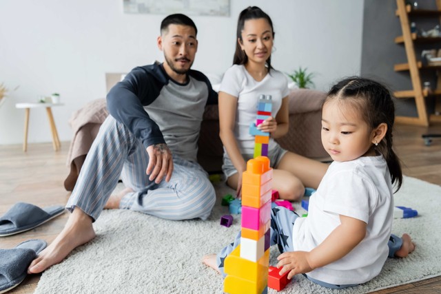 Lebih Sering Main Sama Ayah Atau Ibu Saja, Apakah Pengaruhi Perkembangan Anak? Foto: LightField Studios/Shutterstock