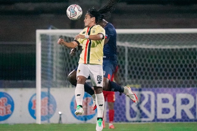 Arema menghadapi Persik dalam laga pekan ke-28 Liga 1 2021/22 di Stadion Ngurah Rai, Bali, Minggu (27/2) malam WIB. Foto: Twitter/@persikfckediri