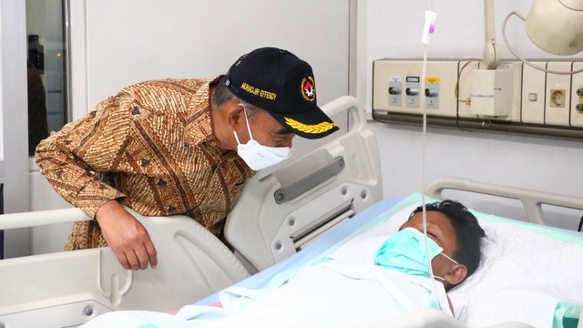 Menko PMK Muhadjir Effendy jenguk korban perosotan Kenpark Surabaya yang ambrol, Minggu (8/5/2022). Foto: Humas Kemenko PMK