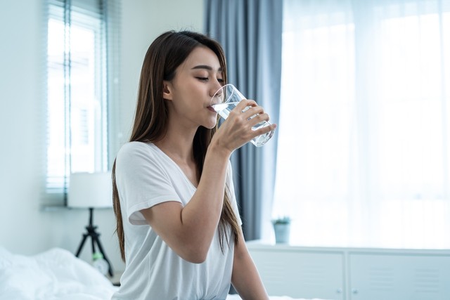 Mencukupi kebutuhan air minum merupakan salah satu kebiasaan hidup sehat. Foto: Shutterstock