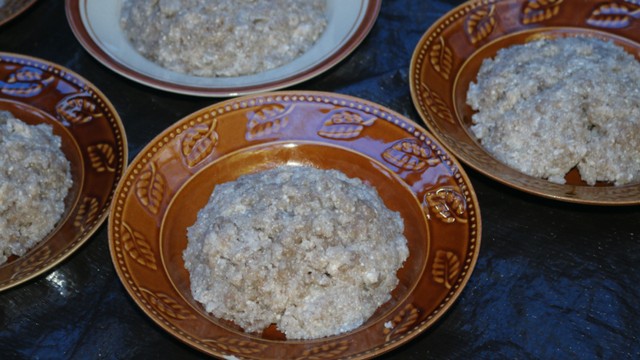 Sinole, kuliner olahan sagu dari Papua. (Foto: Hari Suroto) 