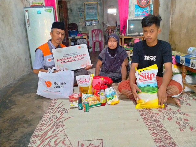 Rumah Zakat melalui Relawan Inspirasinya, Roisul Madyan menyalurkan amanah program Bingkisan Lebaran Keluarga (BLK) di Desa Kebonsari, Kabupaten Madiun, Jawa Timur pada Kamis (28/4/22).