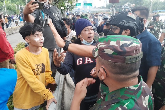 Pendemo menyerang TNI saat mengamankan aksi demo. Foto: Jacko Ryan/kumparan