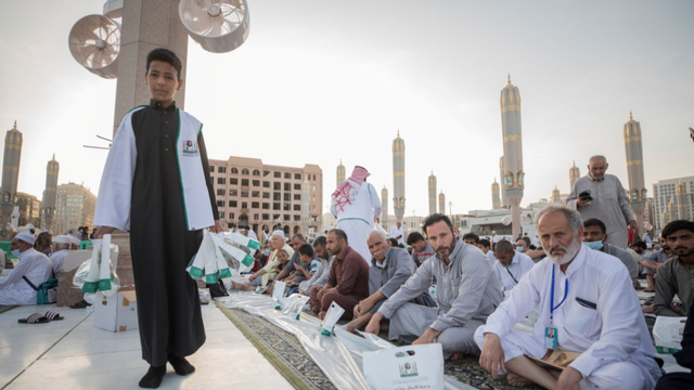 Suasana buka puasa hari pertama Ramadhan di Masjid Nabawi, Madinah, Arab Saudi, Sabtu (2/4/2022). Foto: wmn.gov.sa
