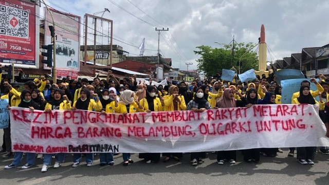 Aksi mahasiswa di Aceh Barat. Foto: Siti Aisyah/acehkini