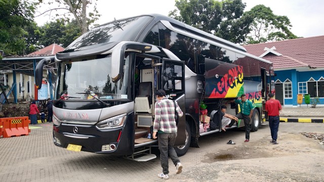Bus yang terpakir di Terminal Alam Barajo. (Foto: M Sobar Alfahri/Jambikita)