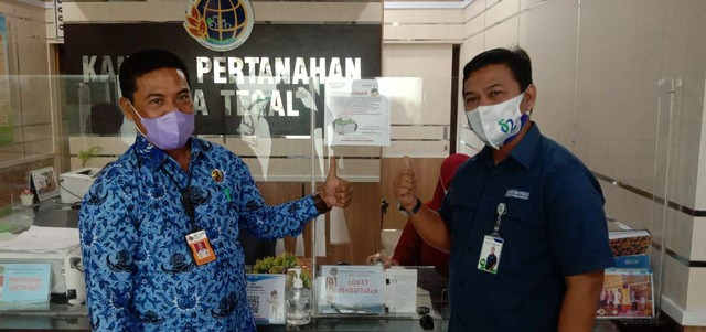 Kepala BPN Kota Tegal, Nurdin Karepesina bersama Kepala BPJS Kesehatan Cabang Tegal, Yusef Eka Darmawan, di Kantor BPN setempat, Kamis (17/2/2021). Foto: Istimewa