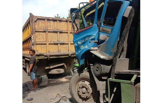 Empat Truk Terlibat Kecelakaan di Ngawi, Satu Sopir Luka Berat (352488)