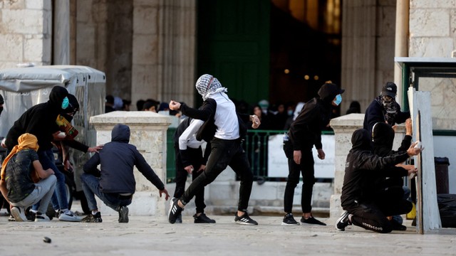 Para pengunjuk rasa Palestina bentrok dengan pasukan keamanan Israel di kompleks Masjid Al-Aqsa di Kota Tua Yerusalem. Foto: Ammar Awad/REUTERS