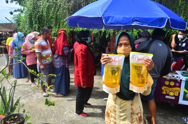 PT PPI Distribusikan 12 Juta Liter Minyak Goreng di Pasar Tradisional (5437)