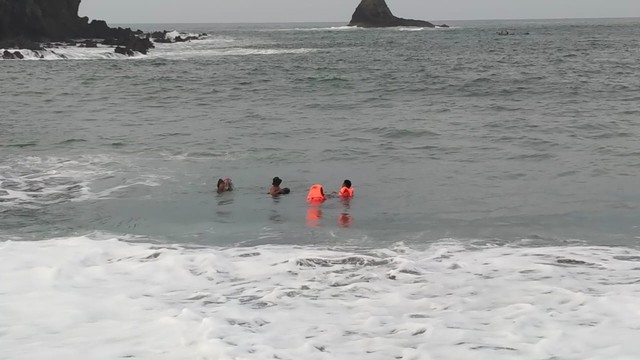 Evakuasi korban tenggelam saat menggelar ritual bernuansa klenik di pantai selatan Kabupaten Jember. Foto: Dok. Istimewa