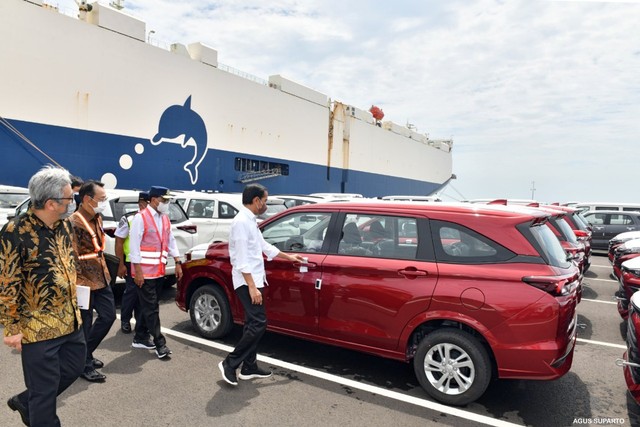 Presiden Joko Widodo meninjau unit-unit mobil siap diekspor saat kunjungan kerja ke Kawasan Pelabuhan Patimban, Subang, Jawa Barat, Selasa (8/3/2022).
 Foto: Agus Suparto/Biro Pers Sekretariat Presiden