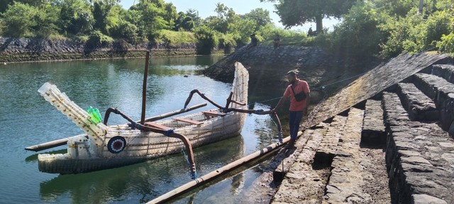 Perahu dari botol plastik bisa digunakan untuk mengarungi kanal wisata di Pulau Serangan, Denpasar, Bali - IST