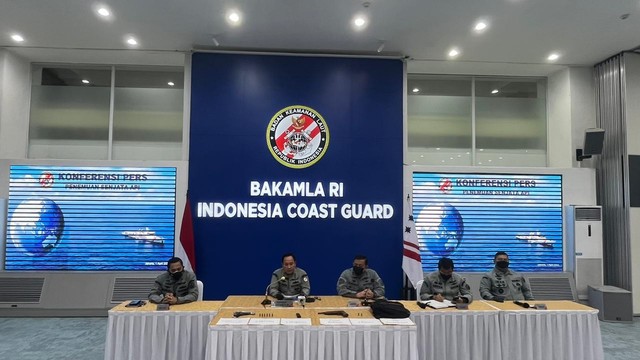 Konferensi pers temuan senjata api rakitan di Teluk Dalam Ambon oleh Bakamla RI, Jumat (1/4). Foto: Haya Syahira/kumparan