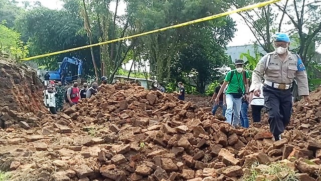 Tembok bekas Keraton Kartasura yang dijebol warga. FOTO: Agung Santoso