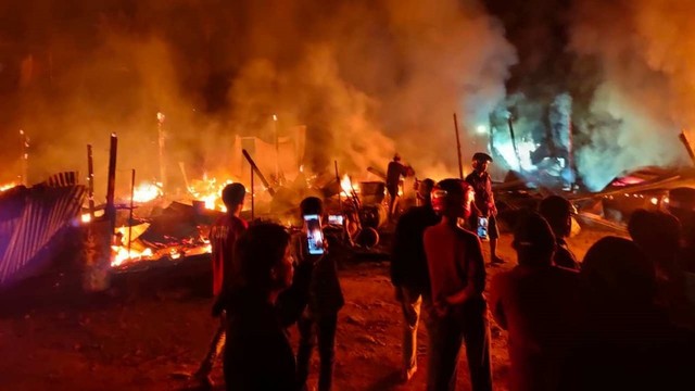 Kebakaran hebat menimpa asrama polisi milik Polres Mamasa, di Kabupaten Mamasa, Sulbar, Kamis (31/3/2022). Foto: Dok. Istimewa