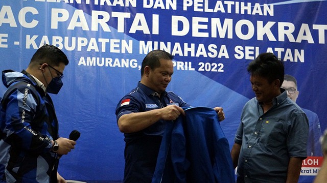 Ketua DPD Partai Demokrat Sulawesi Utara, Elly Engelbert Lasut, saat memakaikan jas partai untuk Roy Sondakh, tokoh masyarakat di Minahasa Selatan.