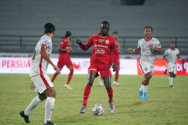 Makan Konate beraksi di laga Persija vs Borneo FC dalam laga Liga 1 2021/22 di Stadion Kapten I Wayan Dipta, Bali, Kamis (10/3) malam WIB. Foto: Dok Persija