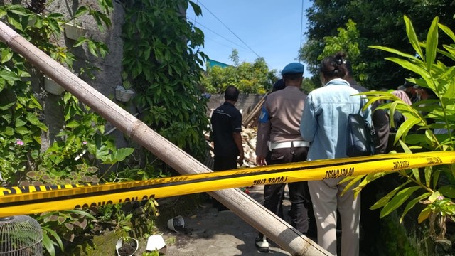 Sebuah rumah di Plosokuning V, RT 22 RW 9, Minomartani, Ngaglik, Kabupaten Sleman hancur setelah terjadi ledakan yang diduga berasal dari petasan, Jumat (22/4/2022). Foto: Arfiansyah Panji Purnandaru/kumparan