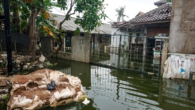 Rumah warga di Duren Sawit, Jakarta Timur, terendam banjir, Selasa (15/3/2022). Foto: Iqbal Firdaus/kumparan