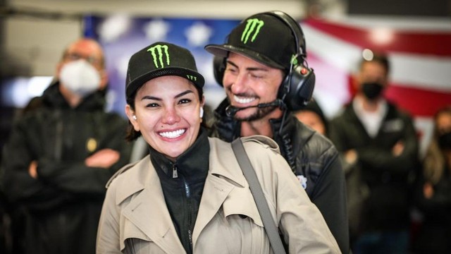 Nikita Mirzani dengan kekasih barunya, John Hopkins mantan pembalap MotoGP. Foto: Instagram/@nikitamirzanimawardi_172