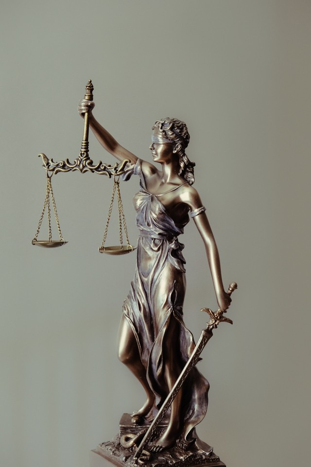Ilustrasi Pasal 263 KUHP, Foto: Unsplash/Tingey Injury Law Firm
