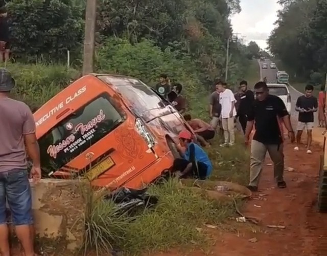 Mobil Toyota Hiace saat dievakuasi di Desa Parit. Foto: Potongan Video Istimewa