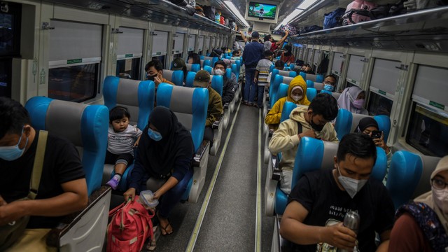 Penumpang Kereta Api Taksaka berada di dalam gerbong di Stasiun Gambir, Jakarta, Sabtu (30/4/2022). Foto: Galih Pradipta/Antara Foto