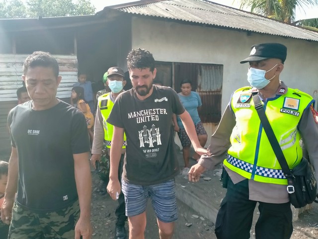 Polisi amankan WNA Erhan Seckal (39) yang ditemukan terdampar di tengah laut perairan Bali Utara, Kamis (5/5) sekitar 06.00 WITA.
 Foto: Dok. Polres Buleleng