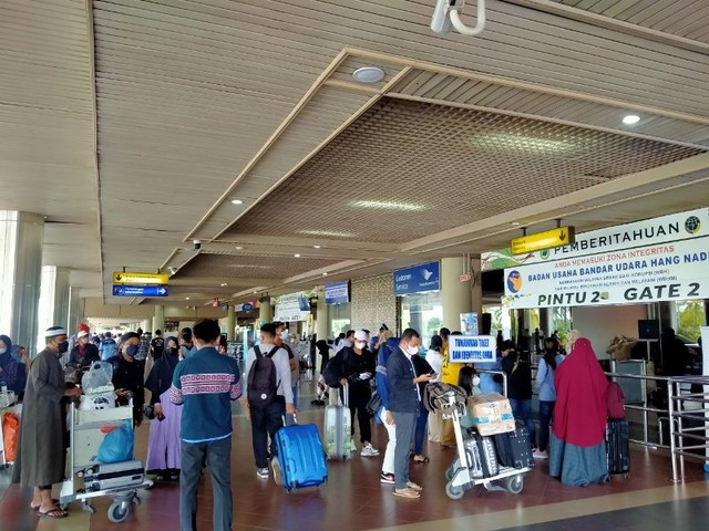 Kepadatan penumpang di Bandara Hang Nadim Batam pada H-7 Lebaran 2022. (Foto: Juna/batamnews)
