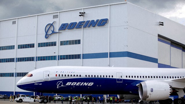 Boeing 787-10 Dreamliner melewati Final Assembly Building di Boeing South Carolina di North Charleston, South Carolina, Amerika Serikat, 31 Maret 2017.  Foto: REUTERS/Randall Hill