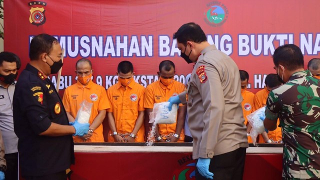 Kapolda Aceh Irjen Pol Ahmad Haydar memimpin pemusnahan barang bukti narkotika berupa 357,9 kilogram sabu-sabu, 206.638 butir ekstasi, dan 19.859 pil happy five di Mapolda Aceh, Selasa (29/3). Foto: Dok. Polda Aceh